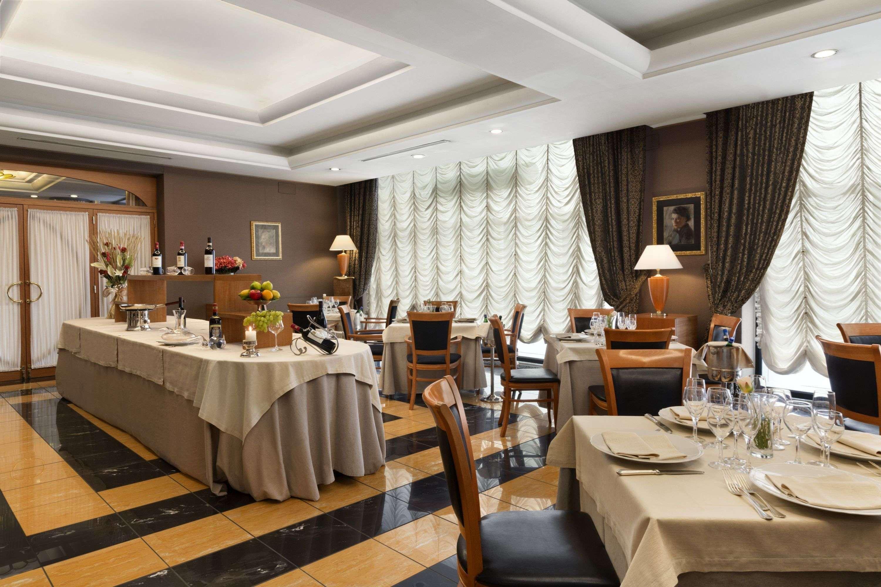 华美达（Wyndham Napoli）